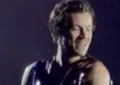 Calça de Harry Styles rasga durante o segundo show em São Paulo, veja