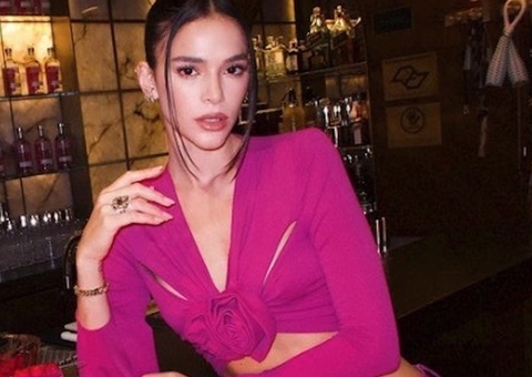 Sem calcinha, Bruna Marquezine coloca bumbum para cima em foto ousada