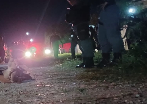 Dupla mata homem a sangue frio e foge correndo por beco em Manaus