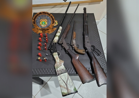 Homem é preso pela PF com armamento pesado dentro de embarcação no Amazonas
