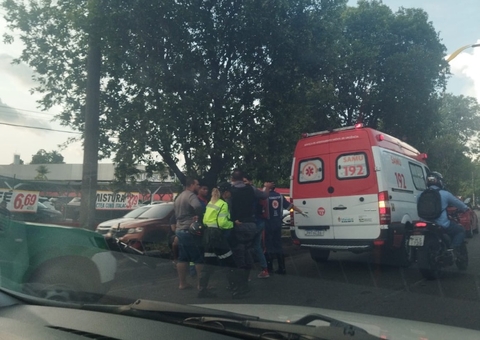 Motociclista perde controle e colide com poste em Manaus