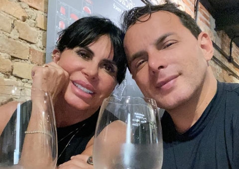 Gretchen leva apalpada do marido em foto só de micro fio-dental