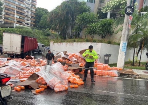 Refrigerantes ficam espalhados em avenida de Manaus após acidente e deixa trânsito caótico