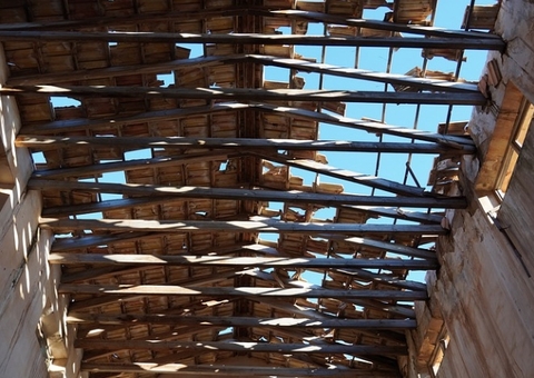 Jovem despenca de 5 metros e morre ao tentar fugir pelo telhado de casa