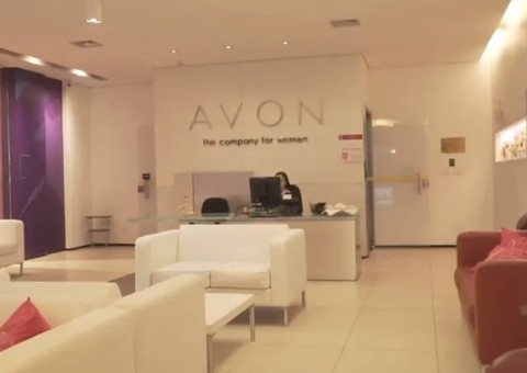 Avon é multada em US$ 46 milhões após idosa contrair câncer