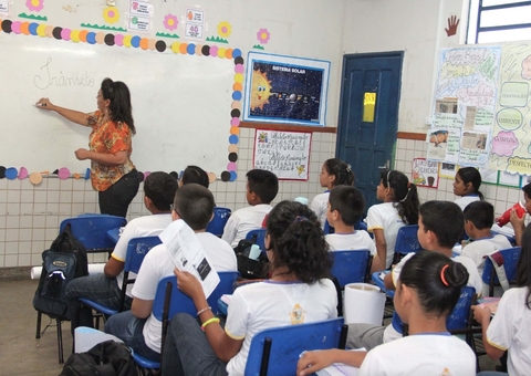 Profissionais da educação vão receber até R$ 9 mil do Fundeb em Manaus, anuncia prefeitura