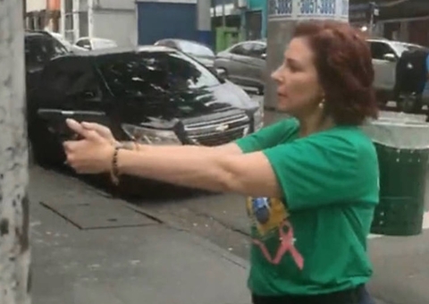 PGR pede suspensão do porte de arma de Carla Zambelli 