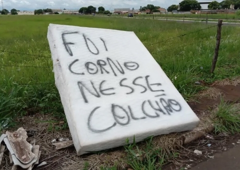 Homem joga cama na rua e deixa recado: 'fui corno nesse colchão'