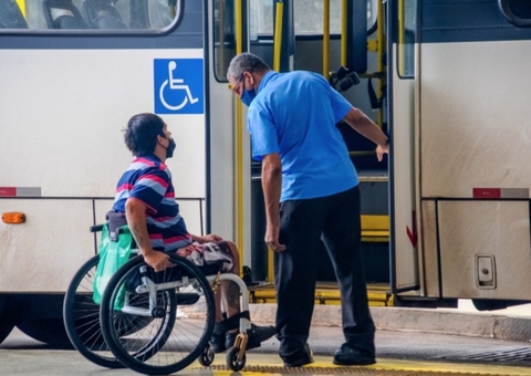 MP investiga empresas de ônibus com problemas em plataformas para cadeirantes em Manaus