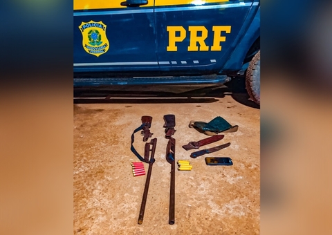 PRF prende dupla com espingardas na BR-320