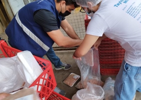 Supermercados são flagrados com 90 quilos de carnes estragadas em Manaus 