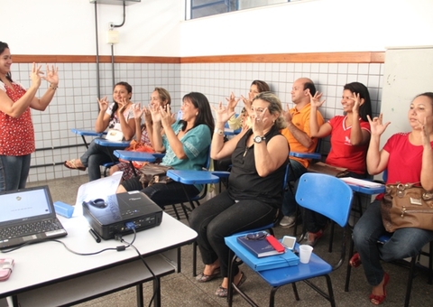 Ufam abre processo seletivo para curso de Libras