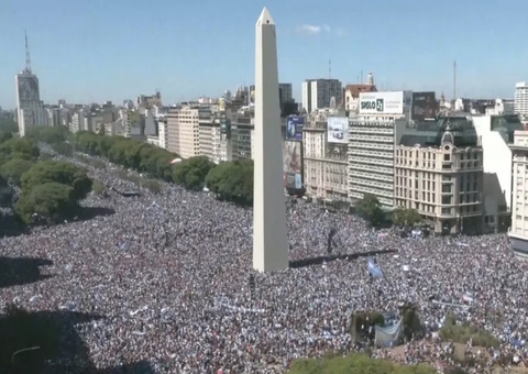 Jovem cai de marquise e morre ao esperar desfile com Seleção Argentina