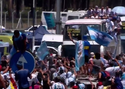Seleção Argentina desfila por Buenos Aires com a taça em carro aberto