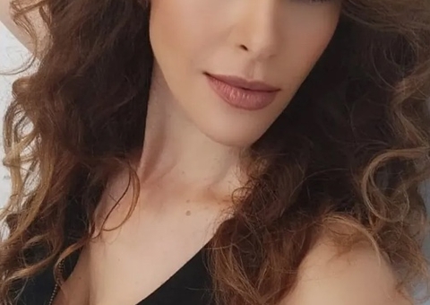 Cantora para no acostamento ao passar mal e morre atingida por outro carro