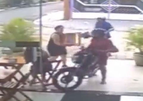 Criminoso leva voadora e cadeirada de cliente em assalto a sorveteria; vídeo