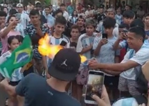 Vídeo: Argentinos comemoram tri e queimam bandeira do Brasil