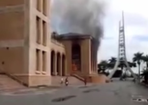 Fiel acende vela com embalagem e ateia fogo em capela do Santuário de Aparecida