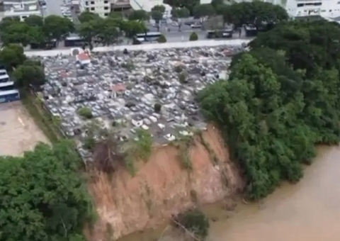 Túmulos ficam à beira do precipício após deslizamento em cemitério