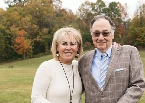 Filho oferece R$ 186 milhões para quem tiver pistas da morte dos pais