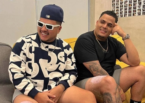 Apresentadores do PodPah fazem tatuagem de pênis cruzados