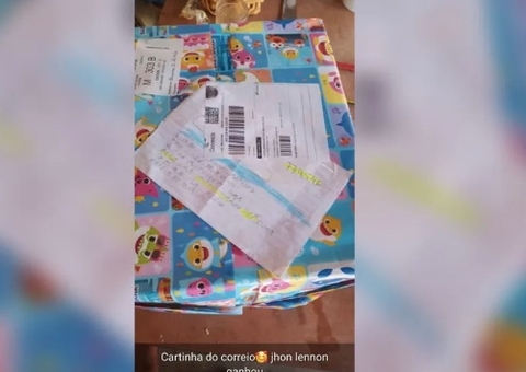 Menino pede presente do 'Papai Noel dos Correios' e ganha chuteira rasgada