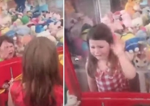 Menina fica presa em máquina de pegar bichinhos de pelúcia após ordem da irmã; vídeo