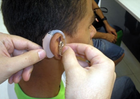 Bolsonaro veta ampliação de direitos a quem é surdo de apenas um dos ouvido