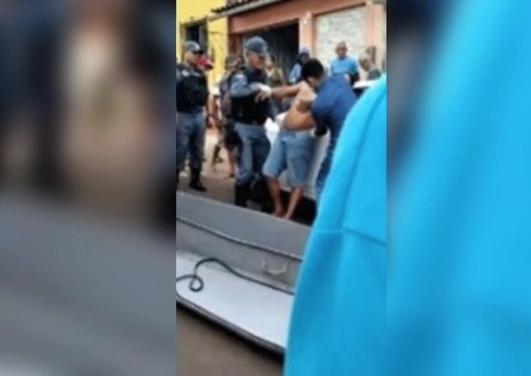 Homem morto é encontrado em pé no meio de rua; polícia investiga o caso