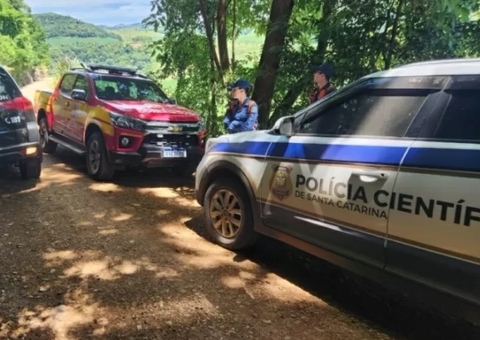 Crianças são encontradas enterradas um dia após corpo de mãe ser localizado em cova