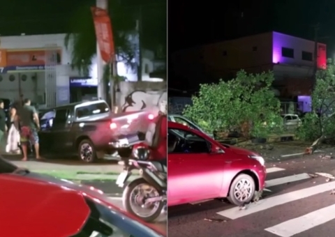 Picape em alta velocidade arranca árvores e invade contramão em acidente na Djalma