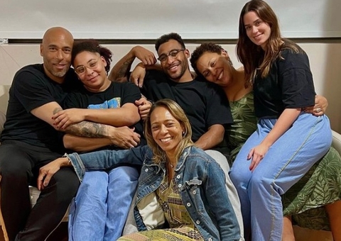 Filha de Pelé publica nova foto com os irmãos em hospital e faz agradecimento