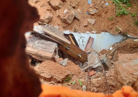 Caixão de cemitério vai parar dentro da casa de família após deslizamento de terra