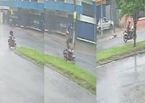 Carro 'fecha' motocicleta e mulher é arremessada durante acidente em Manaus