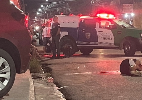 Garupa de motocicleta é crivado de balas após ser perseguido por ocupantes de carro em Manaus