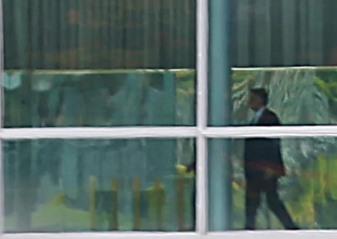 Bolsonaro é atendido em posto médico para tratar infecção na perna