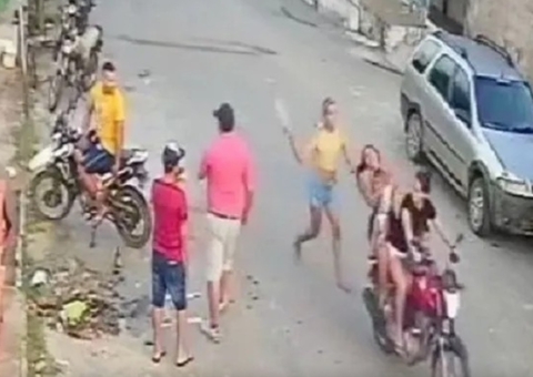 Vídeo: Com filha no colo, mulher é arrancada de motocicleta em movimento e agredida com soco por influencer