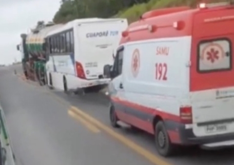 Engavetamento entre caminhão, ônibus e carro deixa uma pessoa ferida na BR-174; vídeo