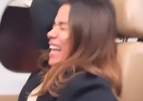 Anitta se desespera com turbulência em avião e reza o Pai Nosso 