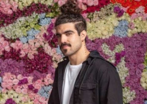 Caio Castro surge com mudança radical no cabelo para o Réveillon 