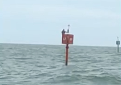 Pescador desaparecido é encontrado à deriva pendurado em boia em mar