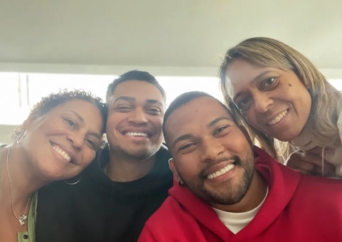 Filhos e netos de Pelé posam juntos enquanto rei do futebol segue internado: 'tristeza e memórias divertidas'