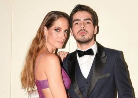 Filho de Faustão posa sem camisa em viagem com namorada após perder 80 kg