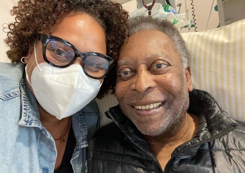 Filha de Pelé posta foto de mãos dadas com pai e irmãos em despedida