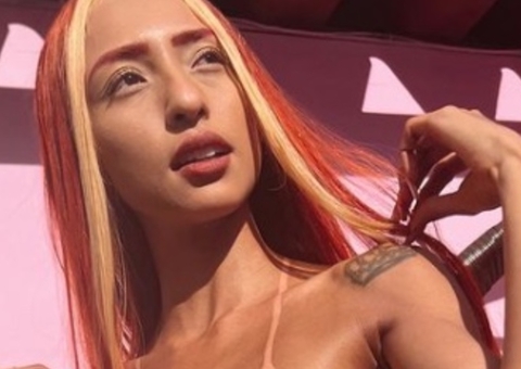 Nua, Ruivinha de Marte deixa bumbum e virilha à mostra em bronzeamento de fita