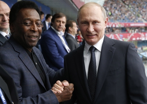 Vladimir Putin homenageia Pelé, 'ilustre filho do povo brasileiro'