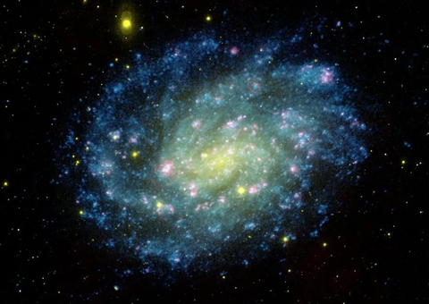 Nasa homenageia Pelé com foto de galáxia nas cores verde e amarelo