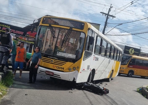 Motocicleta vai parar debaixo de ônibus e dois ficam feridos em acidente em Manaus; vídeo