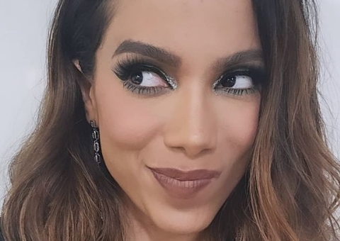 Anitta está de ‘pegação’ com galã da série ‘Elite’ 