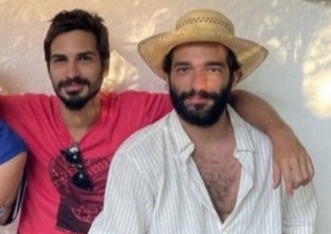 Após rumores de namoro, Thales Junqueira explica legenda em foto com Humberto Carrão 